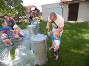 Společné odpoledne rodičů a dětí - natírání popelnic